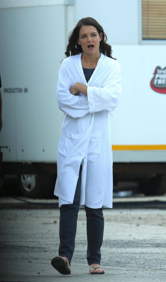 Exclusif - Katie Holmes sur le tournage du film "The Giver" à Cape Town en Afrique du Sud, le 20 novembre 2013. La veille, l'actrice arrivait d'un vol de24 heures en provenance de New York.