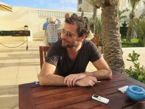 Grégory Fitoussi en mode interview pour Purepeople à Djerba, lors de l'Escapade des Stars, en novembre 2013.