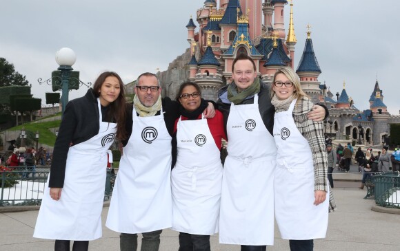Les Candidats de 'MasterChef' de l'émission de TF1, Frédéric, Marie-Hélène, May-Cécile, Christophe et Shirley s'associent avec le Secours Populaire afin d'offrir une journée à Disneyland Paris pour 25 enfants issus de familles aidées par l'association. Le 23 novembre 2013.