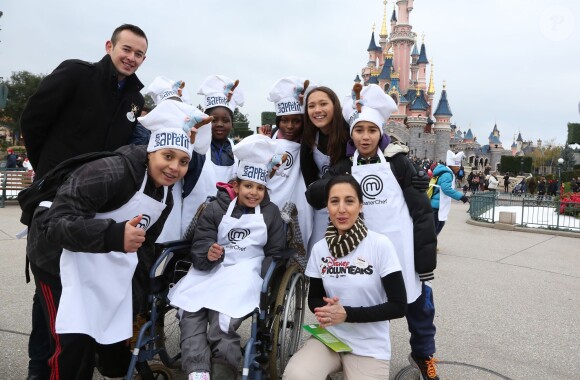 Les Candidats de 'MasterChef' de l'émission de TF1, Frédéric, Marie-Hélène, May-Cécile, Christophe et Shirley s'associent avec le Secours Populaire pour offrir une journée à Disneyland Paris pour 25 enfants issus de familles aidées par l'association. Le 23 novembre 2013.