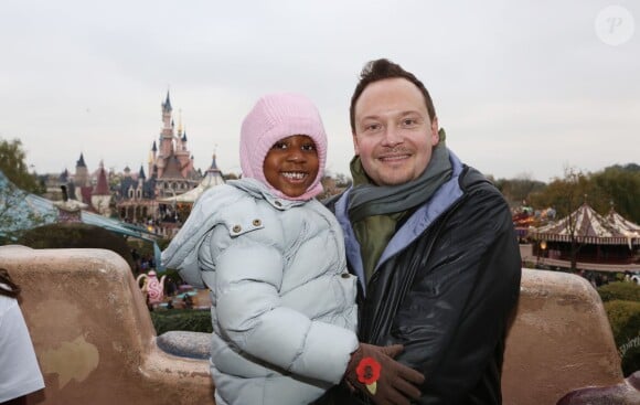 Les Candidats de 'MasterChef 4' de l'émission de TF1, Frédéric, Marie-Hélène, May-Cécile, Christophe et Shirley s'associent avec le Secours Populaire afin d'offrir une journée à Disneyland Paris pour 25 enfants issus de familles aidées par l'association. Le 23 novembre 2013.