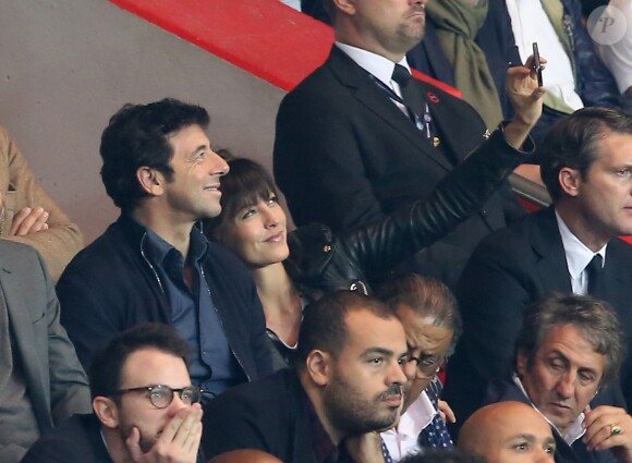 Patrick Bruel et sa compagne Caroline au Parc des Princes à Paris lors du match PSG-Benfica (3-0) le 2 octobre 2013.