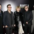 Anna Wintour avec le groupe U2 lors de la première de Mandela: Long Walk To Freedom au Ziegfeld Theatre à New York le 25 novembre 2013.
