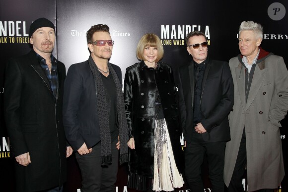 Anna Wintour avec le groupe U2 lors de la première de Mandela: Long Walk To Freedom au Ziegfeld Theatre à New York le 25 novembre 2013.