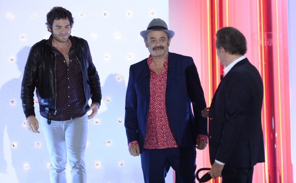Louis Chedid avec son fils le chanteur M (Mathieu Chedid) et Michel Drucker lors de l'enregistrement de l'émission "Vivement Dimanche" à Paris, le 26 novembre 2013. L'émission sera diffusée le 1er décembre 2013.