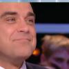 L'animateur Antoine de Caunes montre ses fesses à Robbie Williams dans "Le grand journal de Canal +", mardi 26 novembre 2013.