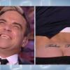 Antoine de Caunes montre ses fesses à Robbie Williams dans l'émission "Le grand journal de Canal +", mardi 26 novembre 2013.