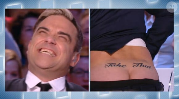 Antoine de Caunes montre ses fesses à Robbie Williams dans l'émission "Le grand journal de Canal +", mardi 26 novembre 2013.