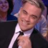 Antoine de Caunes montre ses fesses à Robbie Williams dans "Le grand journal de Canal +", mardi 26 novembre 2013.
