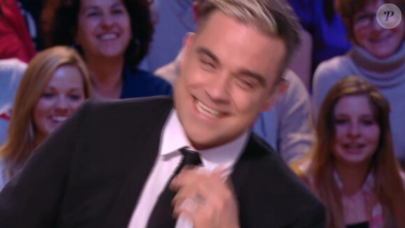 Antoine de Caunes montre ses fesses à Robbie Williams dans "Le grand journal de Canal +", mardi 26 novembre 2013.
