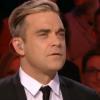 Le chanteur Robbie Williams est sous le charme de Dora Tillier dans "Le grand journal de Canal +", mardi 26 novembre 2013.
