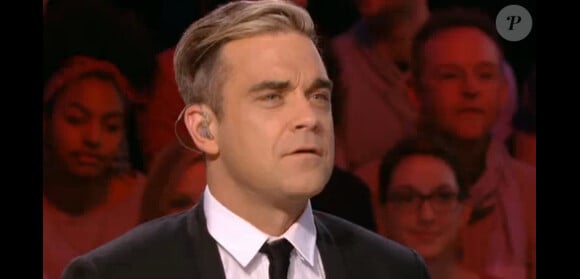 Le chanteur Robbie Williams est sous le charme de Dora Tillier dans "Le grand journal de Canal +", mardi 26 novembre 2013.
