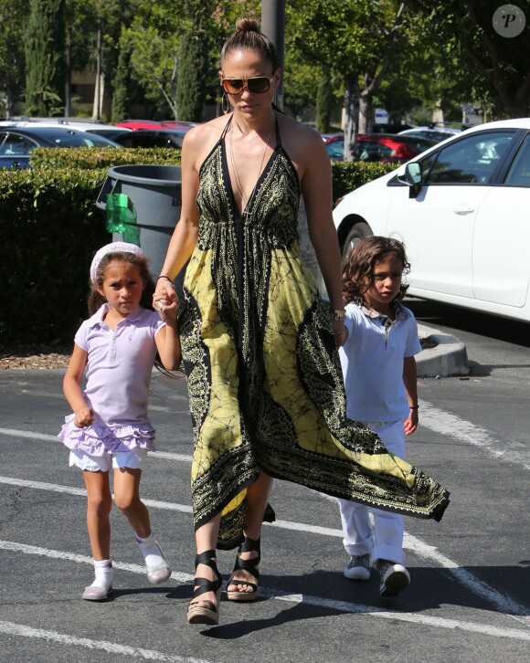 Jennifer Lopez et ses enfants Max et Emme à Calabasas, le 14 septembre 2013.