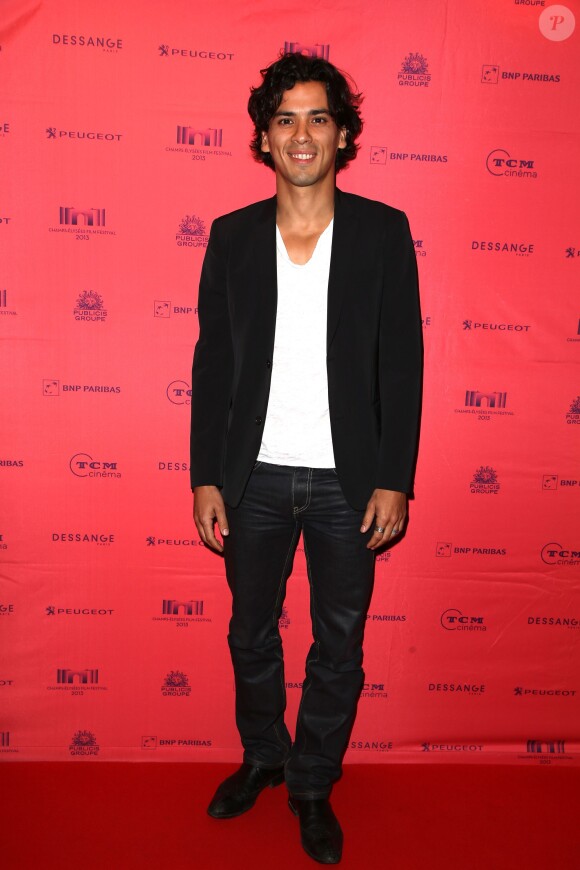 Tewfik Jallab lors du photocall du film "Né quelque part" pendant le Champs-Elysées Film Festival au Cinéma Publicis à Paris le 15 juin 2013