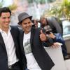Tewfik Jallab et Jamel Debbouze lors du photocall du film Né quelque part au Festival de Cannes 2013