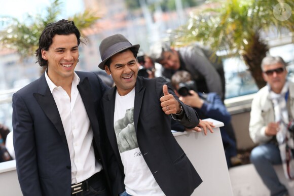 Tewfik Jallab et Jamel Debbouze lors du photocall du film Né quelque part au Festival de Cannes 2013