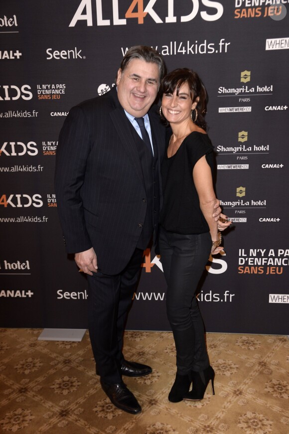 Pierre Ménès et Nathalie Iannetta le 20 novembre 2013 à Paris au dîner de gala en soutien à All4kids et Sports Sans Frontières au Shangri-La Hotel.