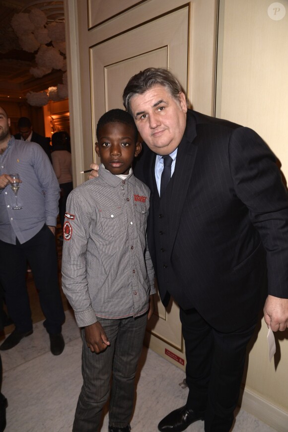 L'animateur Pierre Ménès le 20 novembre 2013 à Paris au dîner de gala en soutien à All4kids et Sports Sans Frontières au Shangri-La Hotel.