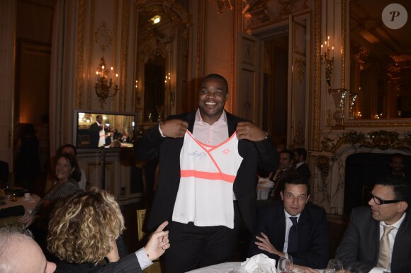 Robins Tchale-Watchou le 20 novembre 2013 à Paris au dîner de gala en soutien à All4kids et Sports Sans Frontières au Shangri-La Hotel.