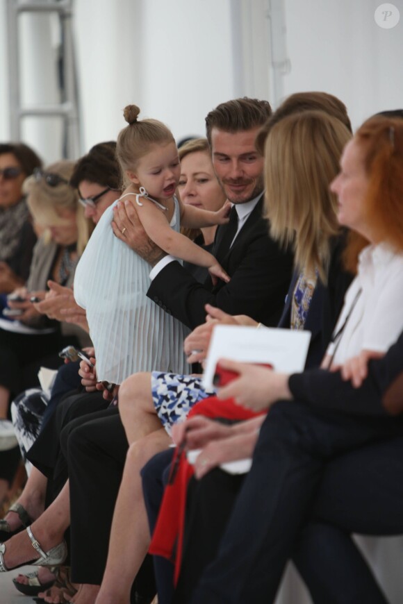 David Beckham et sa fille Harper au premier rang du défilé Victoria Beckham à New York, le 7 septembre 2013.