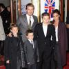 David et Victoria Beckham avec leurs fils Romeo, Cruz et Brooklyn à la première de la comédie musicale "Viva Forever !" à Londres, le 11 décembre 2012.