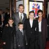 David et Victoria Beckham avec leurs fils Romeo, Cruz et Brooklyn à la première de la comédie musicale "Viva Forever !" à Londres, le 11 décembre 2012.