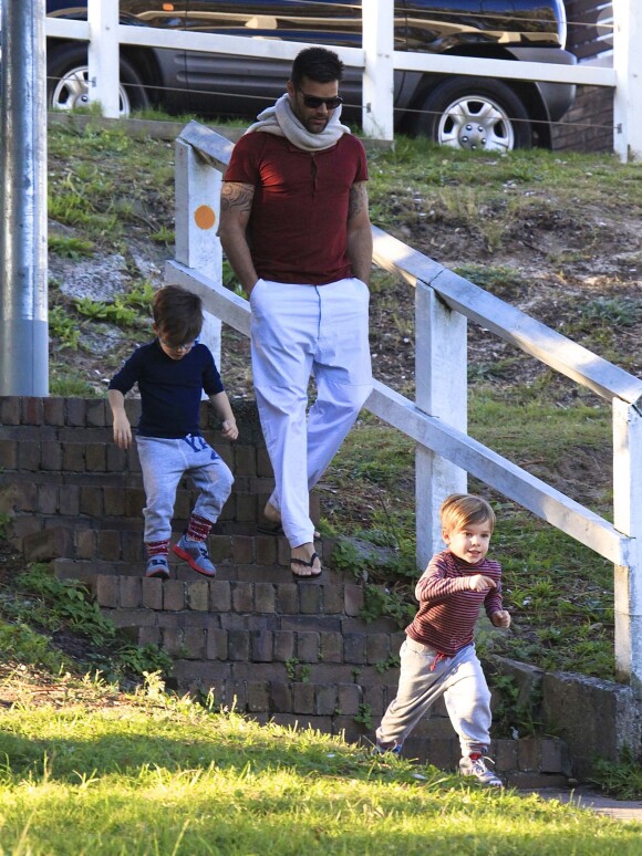 Exclusif - Ricky Martin et ses fils Matteo et Valentino dans un parc à Sydney, en Australie, le 18 mai 2013