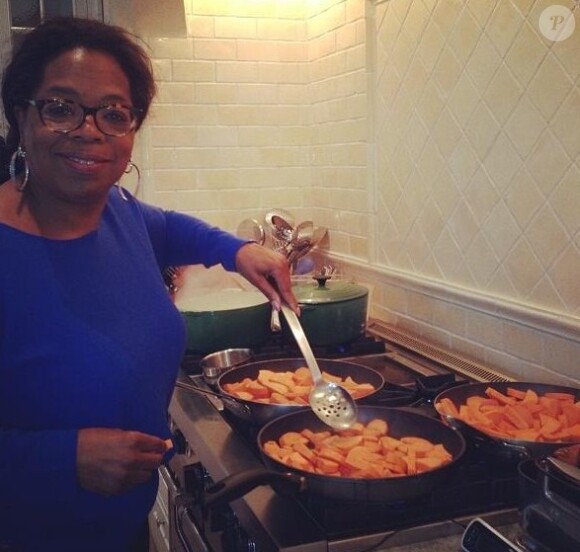 Oprah Winfrey aux fourneaux pour Thanksgiving, le 28 novembre 2013.