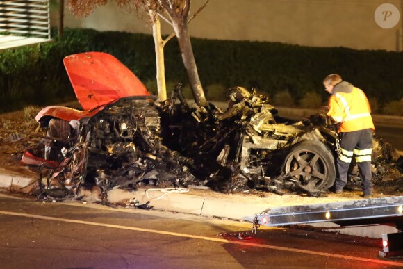 Les autorités intervenant et examinant la scène de l'accident fatal à l'acteur Paul Walker, star de Fast and Furious, tué à 40 ans dans le crash d'une Porsche GT dont il était le passager, le 30 novembre 2013 à Santa Clarita (nord de Los Angeles).