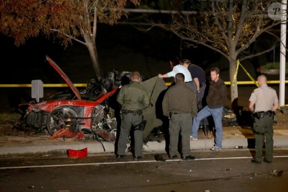 Les autorités intervenant et examinant la scène de l'accident fatal à l'acteur Paul Walker, star de Fast and Furious, tué à 40 ans dans le crash d'une Porsche GT dont il était le passager, le 30 novembre 2013 à Santa Clarita (nord de Los Angeles).