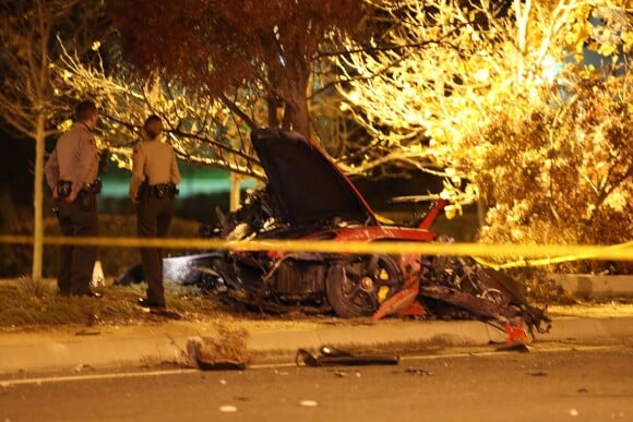 Les autorités intervenant et examinant la scène de l'accident fatal à l'acteur Paul Walker, star de Fast and Furious, tué à 40 ans dans le crash d'une Porsche GT dont il était le passager, le 30 novembre 2013 à Santa Clarita (nord de Los Angeles).