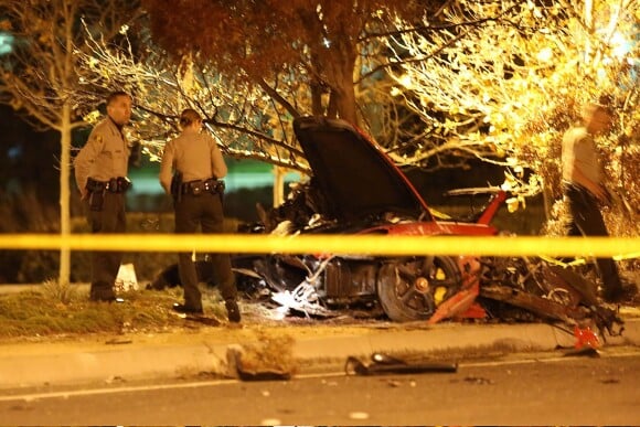 Les autorités intervenant et examinant la scène de l'accident fatal à l'acteur Paul Walker, star de Fast and Furious, tué à 40 ans dans le crash d'une Porsche GT dont il était le passager, le 30 novembre 2013 à Santa Clarita (nord de Los Angeles).