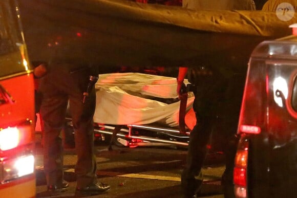 Les autorités intervenant et examinant la scène de l'accident fatal à l'acteur Paul Walker, star de Fast and Furious, tué à 40 ans dans le crash d'une Porsche GT dont il était le passager, le 30 novembre 2013 à Santa Clarita (nord de Los Angeles).