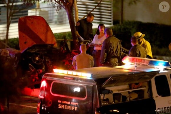 Les autorités intervenant et examinant la scène de l'accident fatal à l'acteur Paul Walker, star de Fast and Furious, tué à 40 ans dans le crash d'une Porsche GT dont il était le passager, le 30 novembre 2013 à Santa Clarita (nord de Los Angeles).