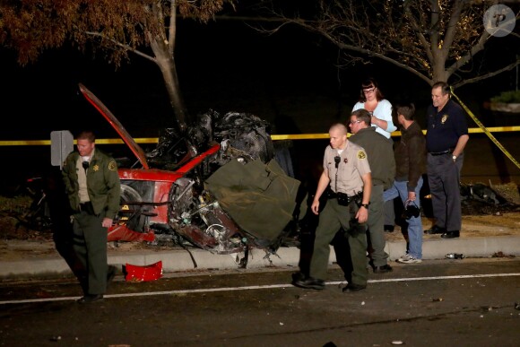 Les autorités intervenant et examinant la scène de l'accident fatal à l'acteur Paul Walker, star de Fast and Furious, tué à 40 ans dans le crash d'une Porsche GT dont il était le passager, le 30 novembre 2013 à Santa Clarita (nord de Los Angeles).