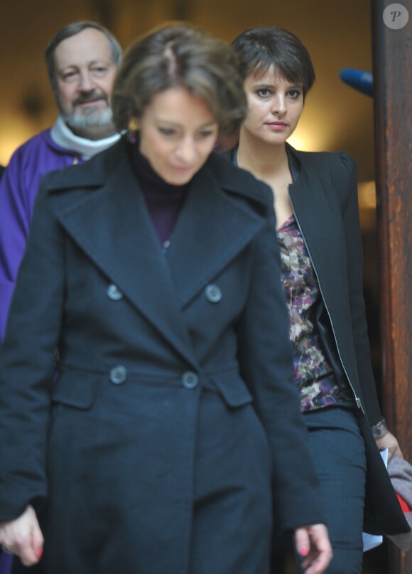 Marisol Touraine, suivie de Najat Vallaud-Belkacem, aux obsèques de Lucien Neuwirth, ''père'' de la pilule contraceptive décédé le 26 novembre à 89 ans, célébrées vendredi 29 novembre 2013 en l'église Saint-François-de-Sales, dans le 17e arrondissement de Paris.