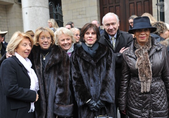Sophie Huet était très soutenue aux obsèques de son mari Lucien Neuwirth, ''père'' de la pilule contraceptive décédé le 26 novembre à 89 ans, célébrées vendredi 29 novembre 2013 en l'église Saint-François-de-Sales, dans le 17e arrondissement de Paris.
