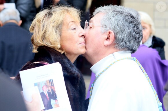 La journaliste Sophie Huet a reçu de nombreuses marques de soutien aux obsèques de son mari Lucien Neuwirth, ''père'' de la pilule contraceptive décédé le 26 novembre à 89 ans, célébrées vendredi 29 novembre 2013 en l'église Saint-François-de-Sales, dans le 17e arrondissement de Paris.