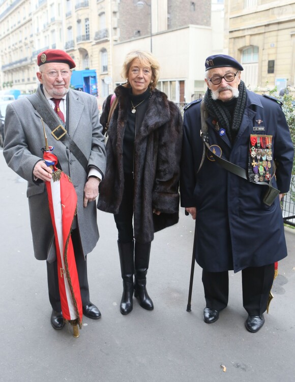 Sophie Huet a assisté l'hommage rendu à son mari Lucien Neuwirth à ses obsèques célébrées vendredi 29 novembre 2013 en l'église Saint-François-de-Sales, dans le 17e arrondissement de Paris.
