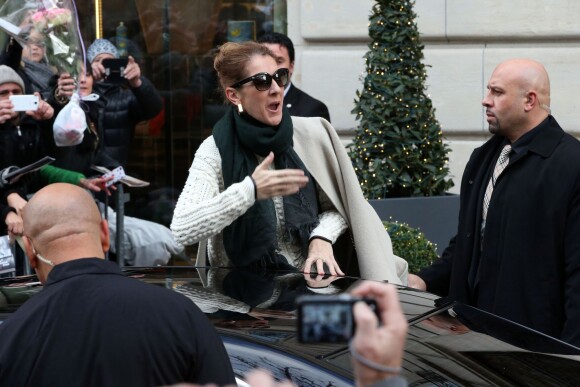 Céline Dion à la sortie de son hôtel, avant de se rendre à Bercy pour son concert, le 1er décembre 2013.