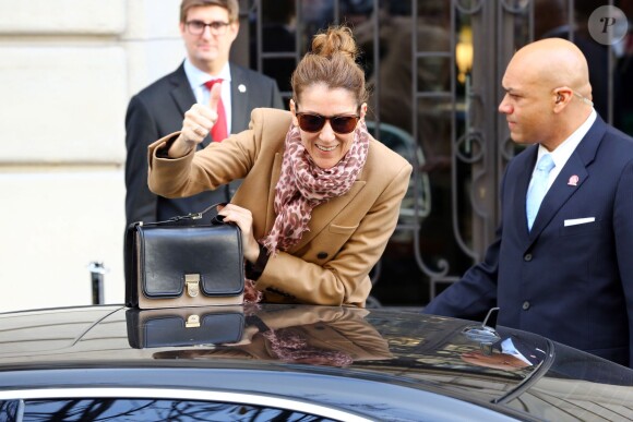Céline Dion attendue par ses fans à la sortie de son hôtel à Paris, le 30 novembre 2013.