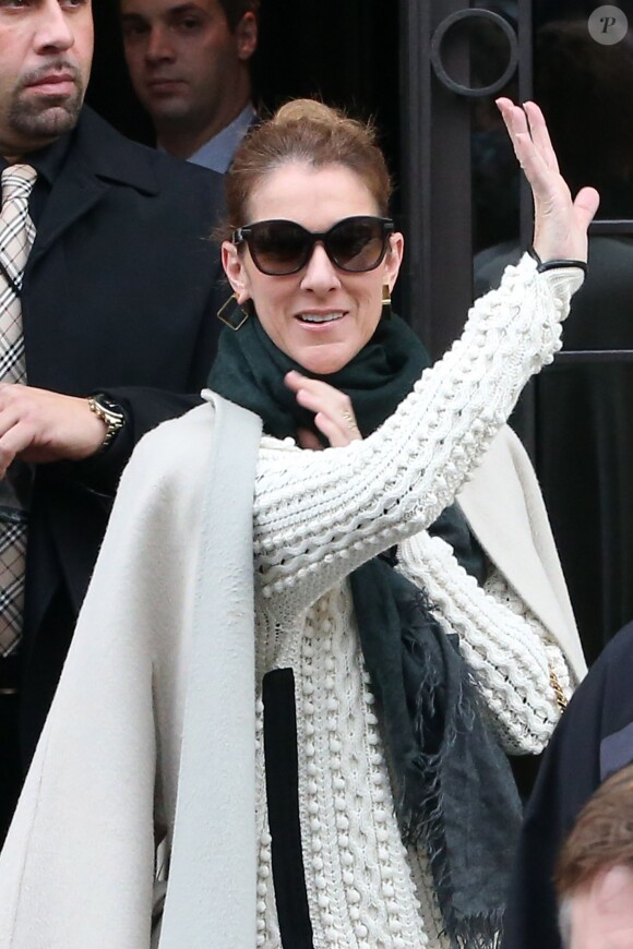 Céline Dion à la sortie de son hôtel, avant de se rendre à Bercy pour son concert, le 1er décembre 2013.
