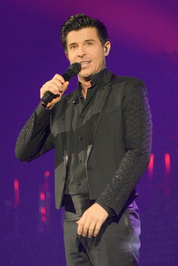 Vincent Niclo en première partie du concert de Celine Dion au POPB de Paris. Le 25 novembre 2013.