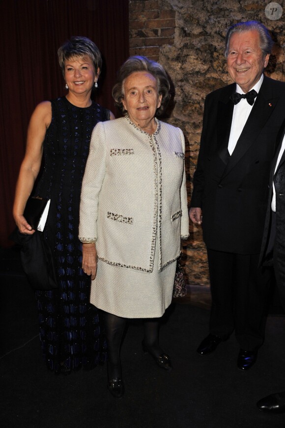 Bernadette Chirac entre Bruno Roger et la Baronne Myriam Ullens de Schooten au gala de la Fondation Mimi le 30 novembre 2013. 