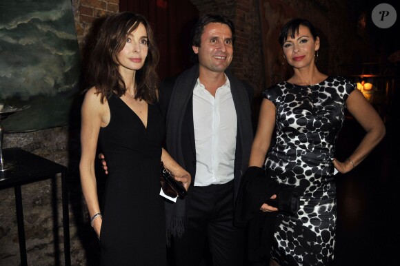 Fabrice Santoro entre Anne Parillaud et Mathilda May au gala de la Fondation Mimi le 30 novembre 2013. 