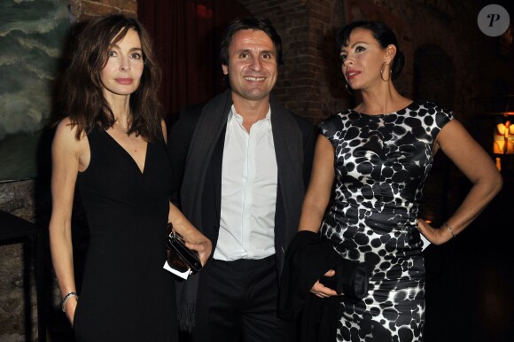 Fabrice Santoro entre Anne Parillaud et Mathilda May au gala de la Fondation Mimi le 30 novembre 2013. 