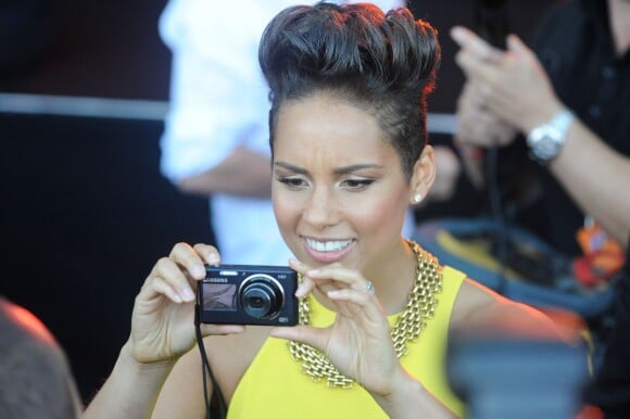 Alicia Keys s'improvise photographe lors de la cérémonie des ARIA Awards 2013. Sydney, le 1er décembre 2013.