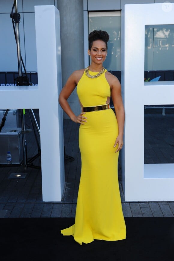 Alicia Keys, sublime dans une robe jaune Stella McCartney, assiste à la cérémonie des ARIA Awards 2013. Sydney, le 1er décembre 2013.