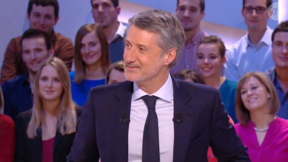 Le présentateur Antoine de Caunes a le droit à un anniversaire surprise dans le Grand Journal de Canal+, mardi 2 décembre.