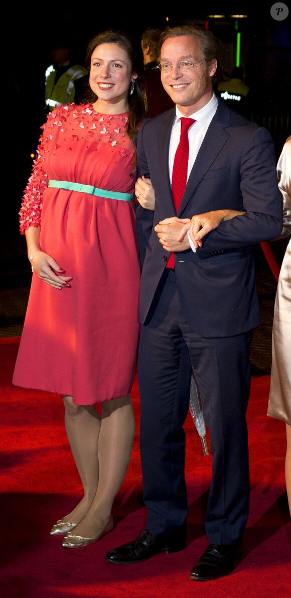Le prince Jaime de Bourbon-Parme et son épouse Viktoria, enceinte, lors d'une soirée avec la famille royale le 30 novembre 2013 au Théâtre Circus de Scheveningen (La Haye) pour les 200 ans du royaume des Pays-Bas. Mariés depuis le 5 octobre, Jaime et Viktoria ont dévoilé la grossesse de la princesse à cette occasion.
